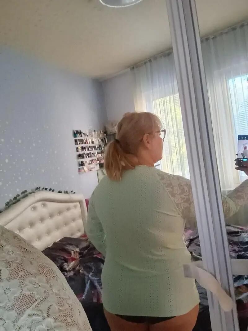 sexy vollbusige MILF -Schlampe