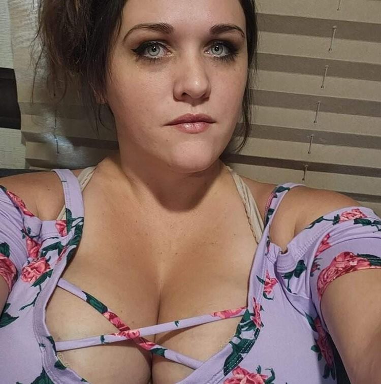 Audrey ist cool mit ihren großen Titten online