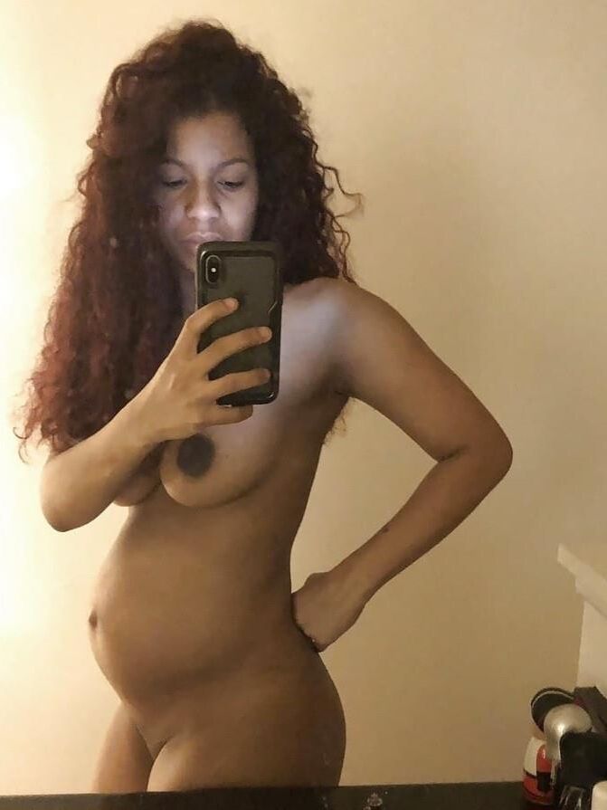 Schwangerer Nude