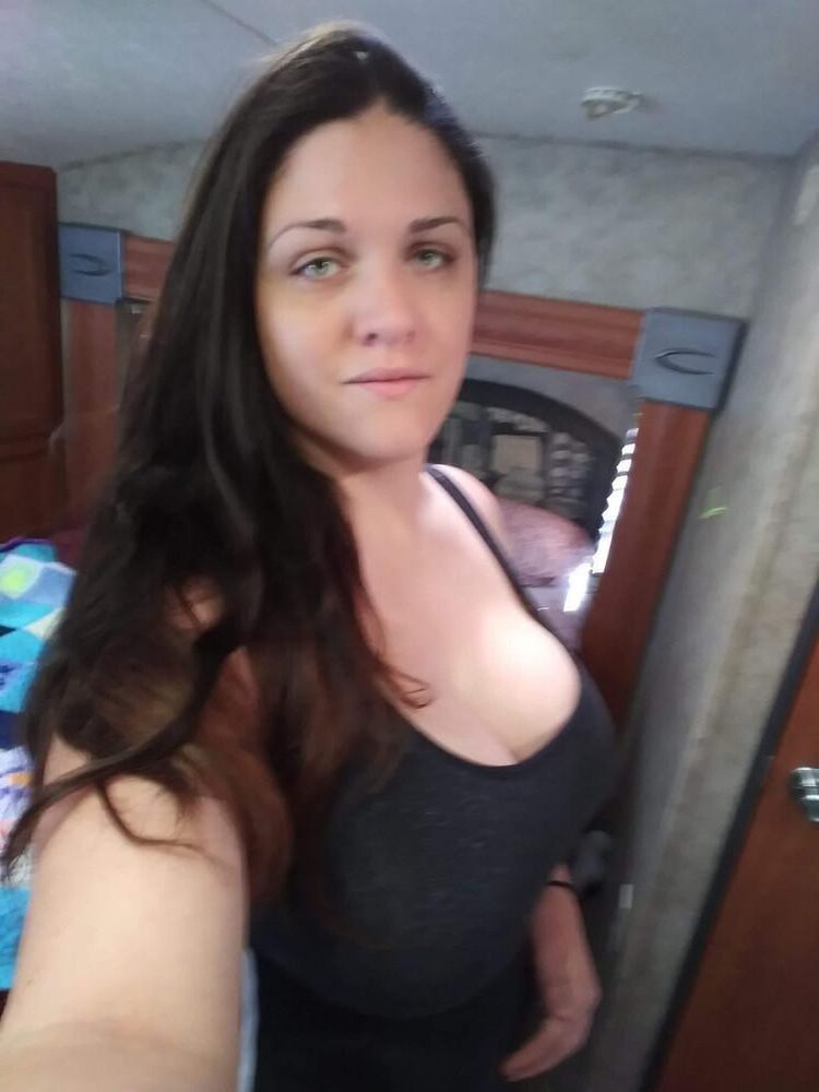 Audrey ist cool mit ihren großen Titten online