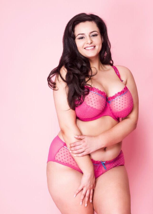 Curvy lady Sophia Adams