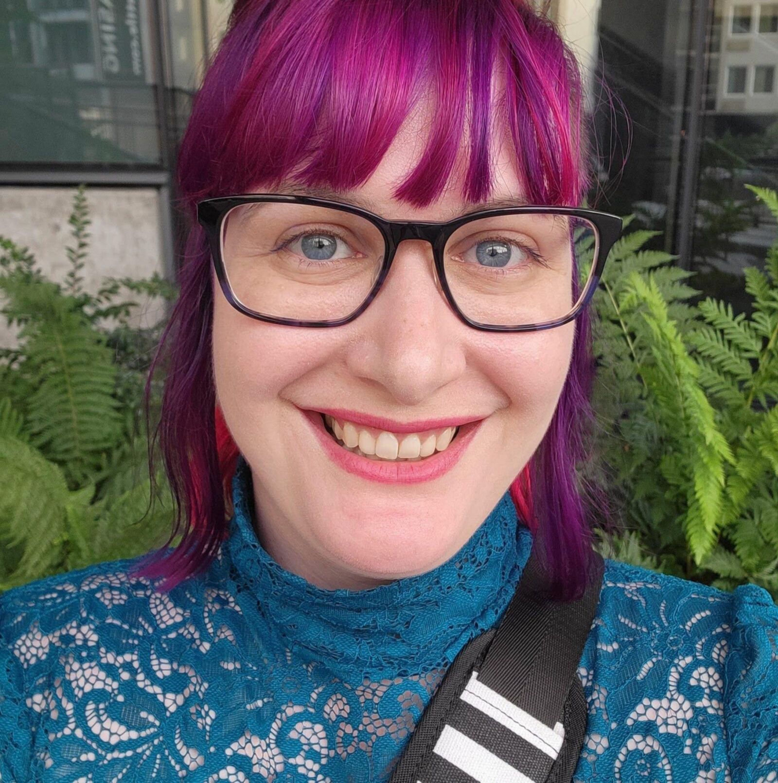 Nerdy Babe mit großartigen Titten erster öffentlicher Streifen