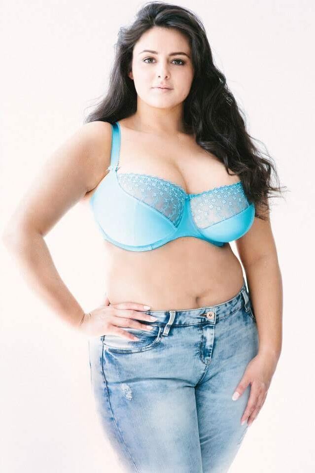 Curvy lady Sophia Adams