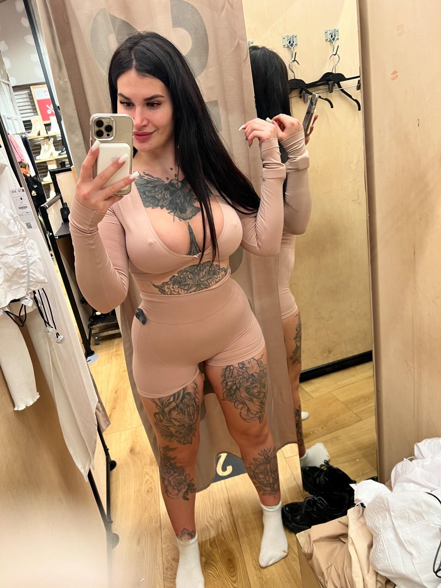 BUSTY ALIA WITH TATS