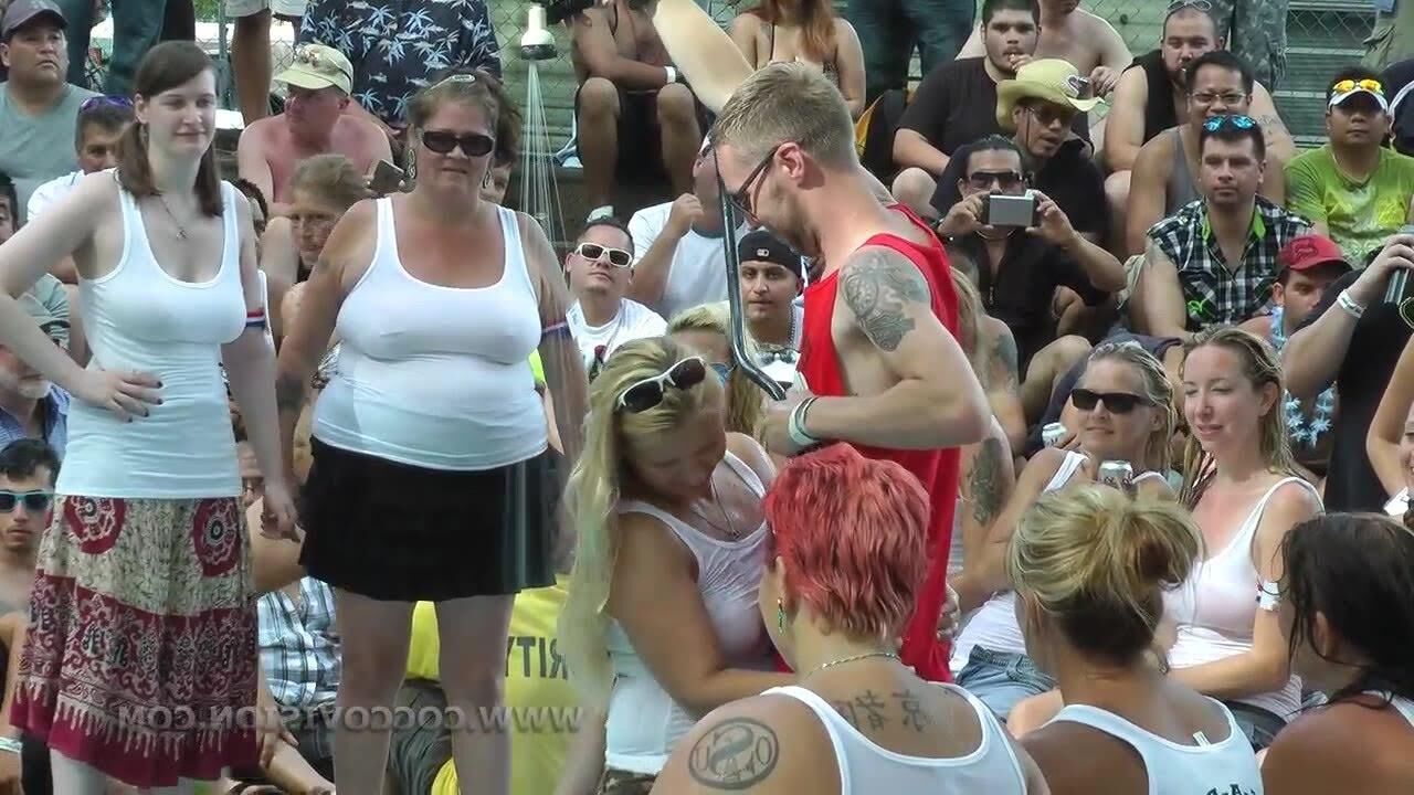 Nerdy Babe mit großartigen Titten erster öffentlicher Streifen