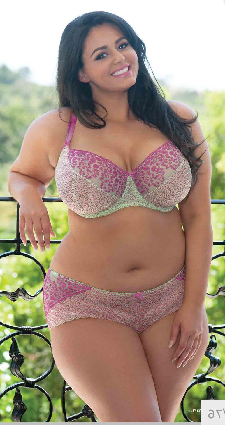 Curvy lady Sophia Adams
