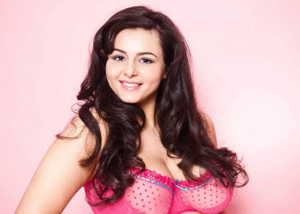 Curvy lady Sophia Adams