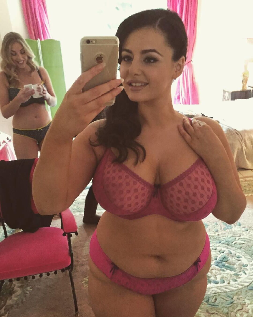 Sophia Adams UK Plus Size Model