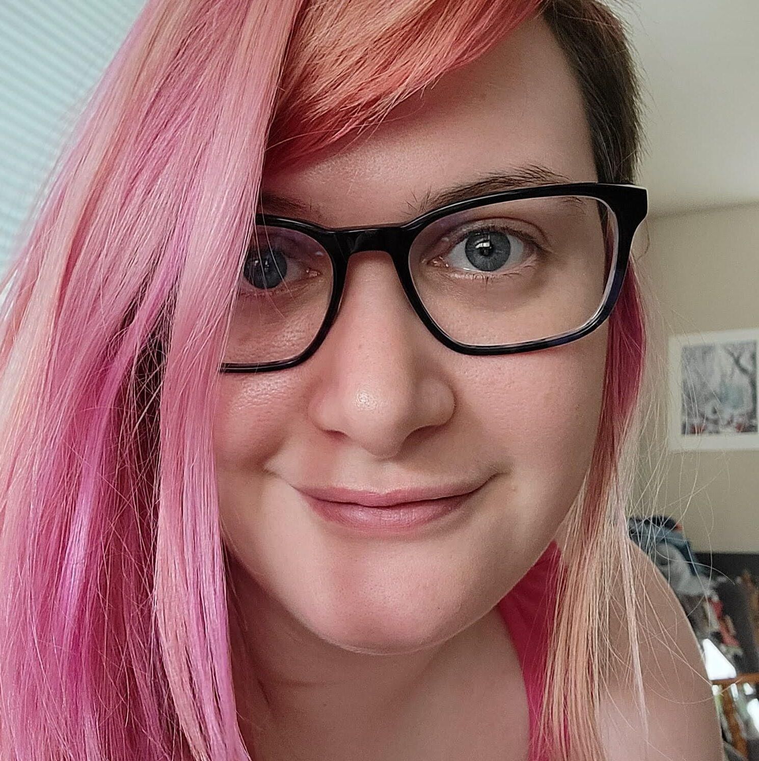 Nerdy Babe mit großartigen Titten erster öffentlicher Streifen