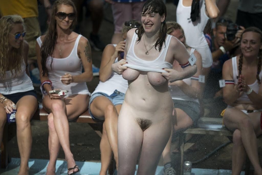 Nerdy Babe mit großartigen Titten erster öffentlicher Streifen