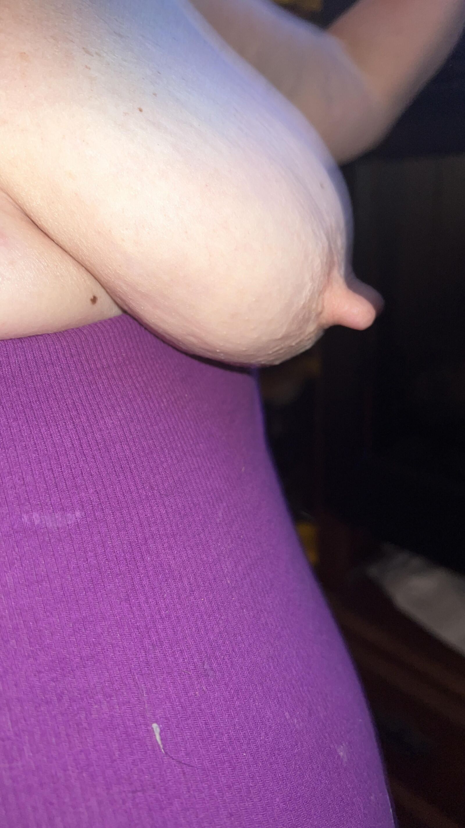 J'adore quand tu maîtrisons mes gros seins et que vous répandre la chatte