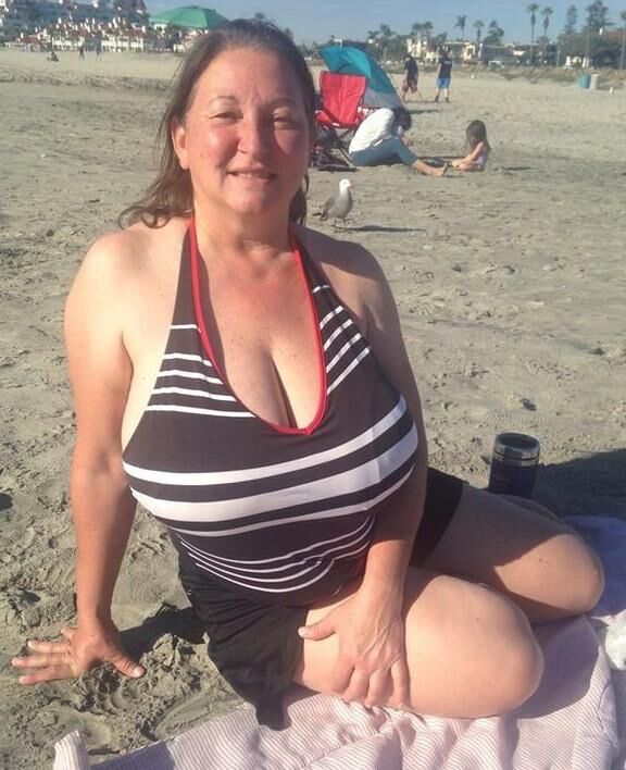 Tits de maillot de bain à rupture supérieure spéciale mature