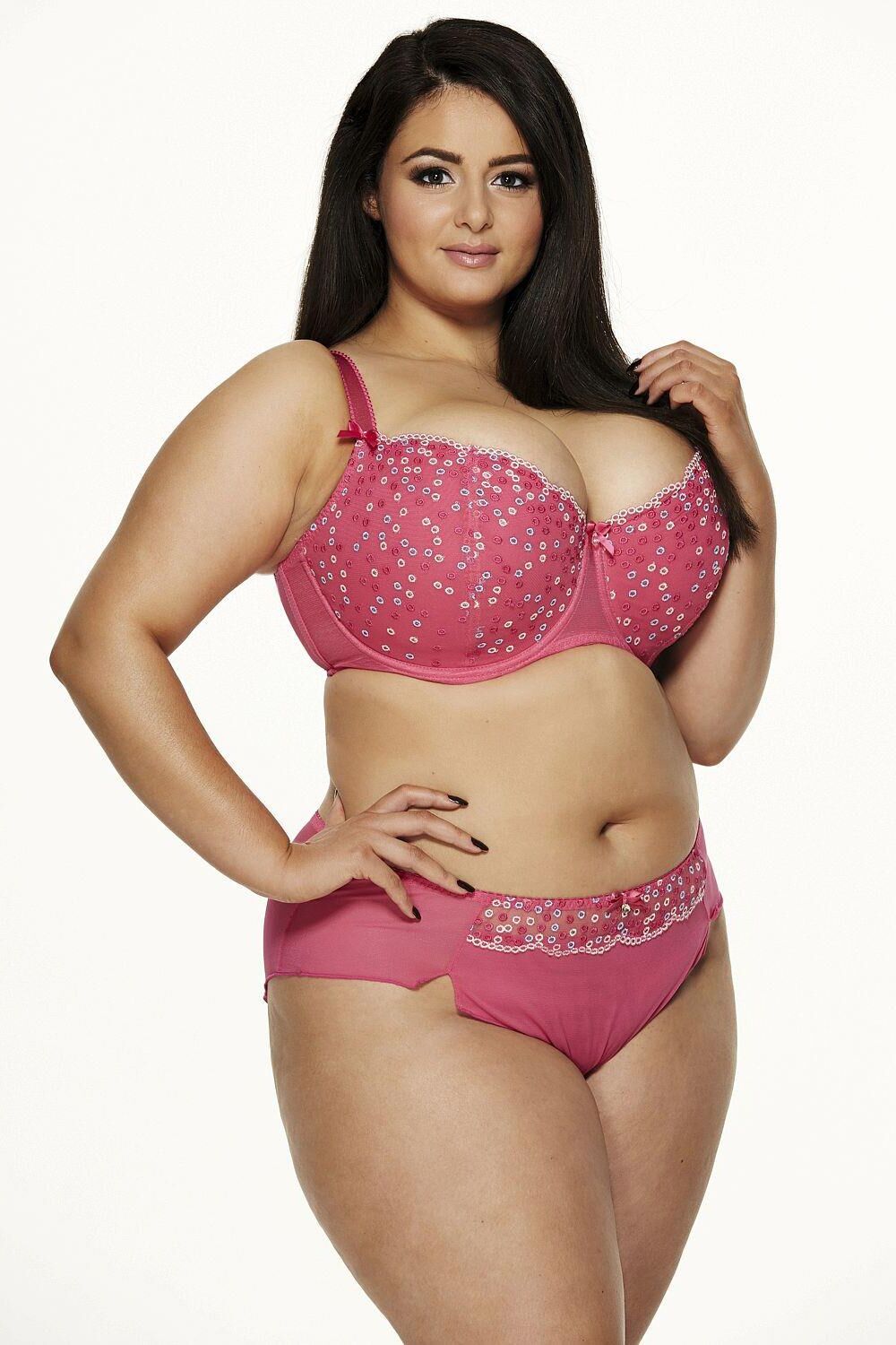 Curvy lady Sophia Adams