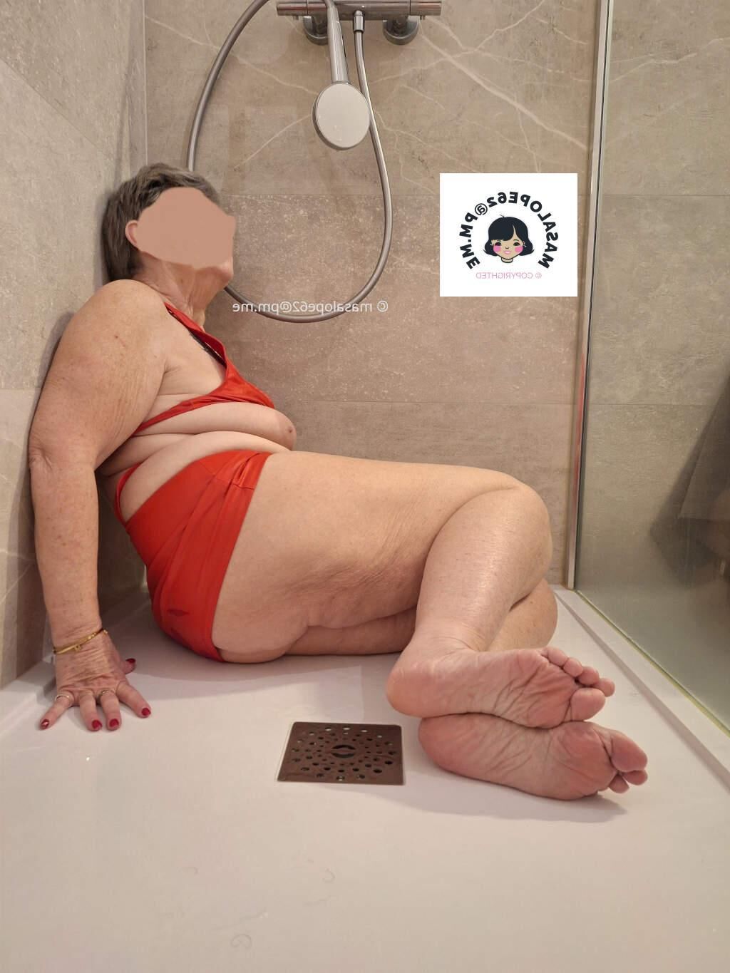 A la douche habillee