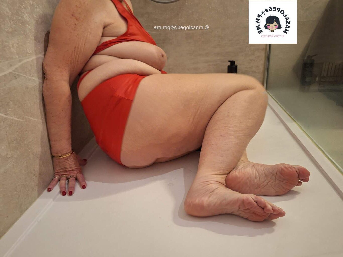A la douche habillee