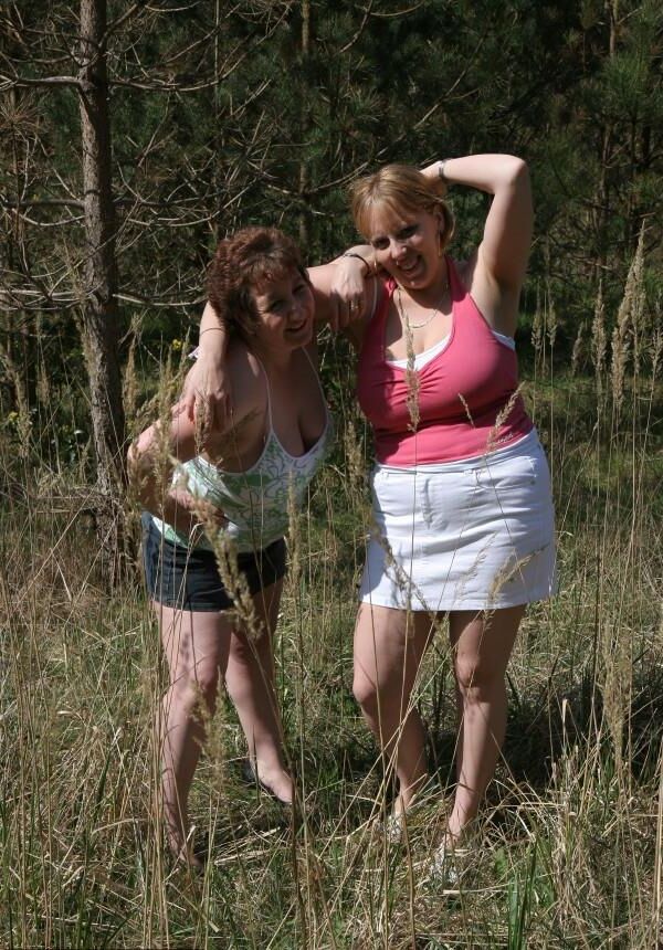 Deux Splendides Gross Truies Gouines en Pleine Nature