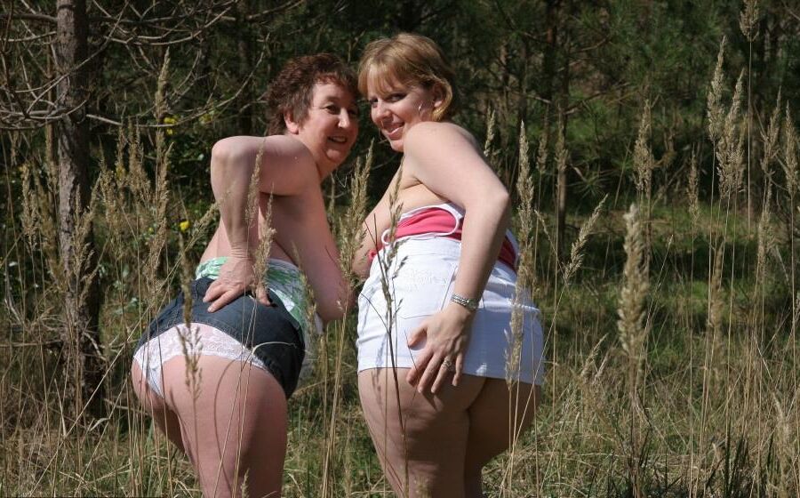 Deux Splendides Gross Truies Gouines en Pleine Nature