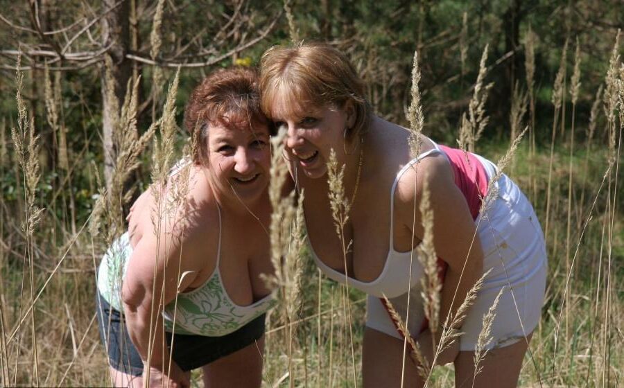 Deux Splendides Gross Truies Gouines en Pleine Nature