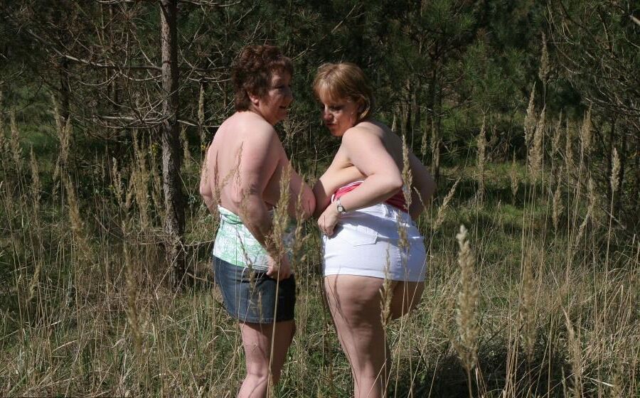 Deux Splendides Gross Truies Gouines en Pleine Nature