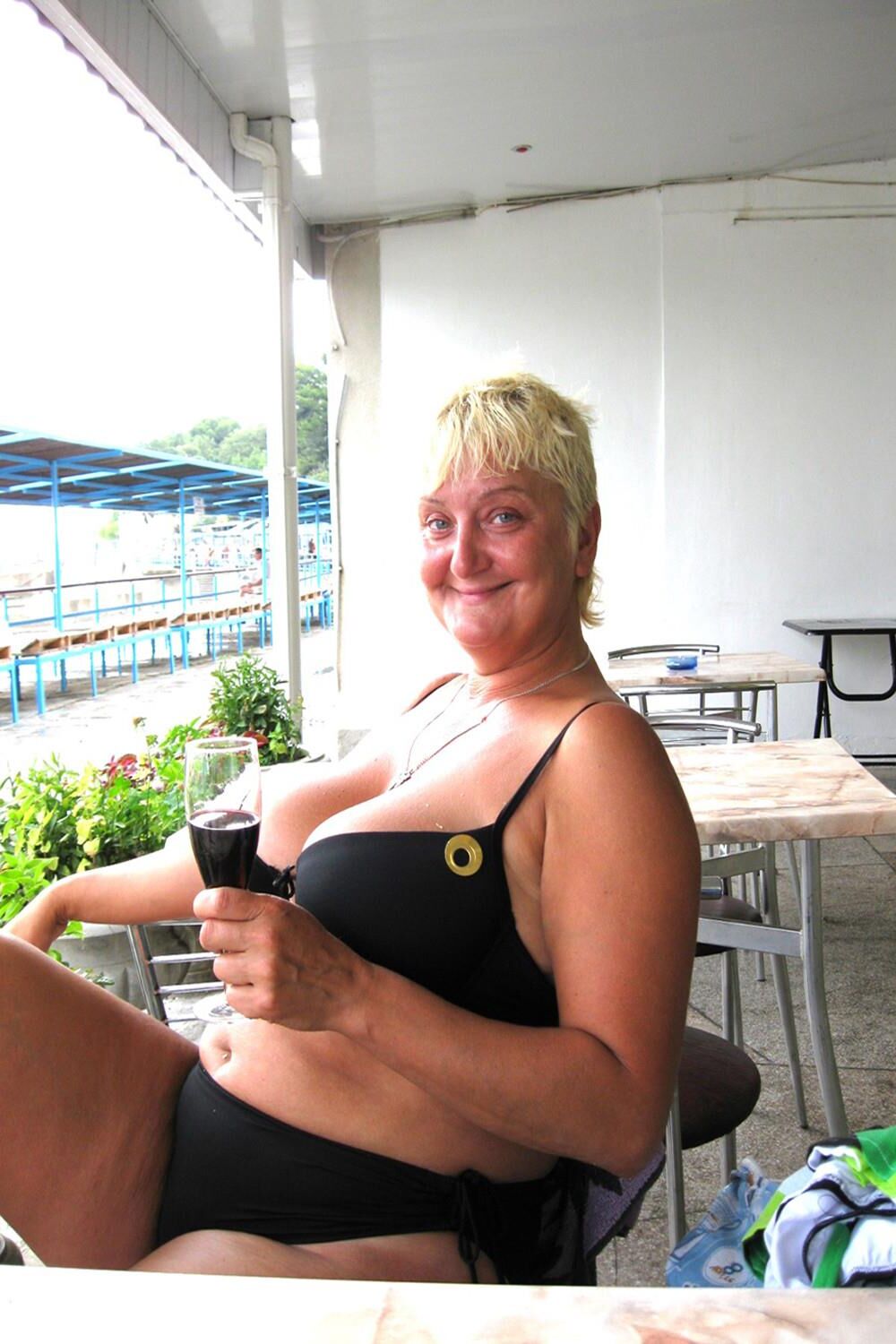 She just love to show her boobs in public
