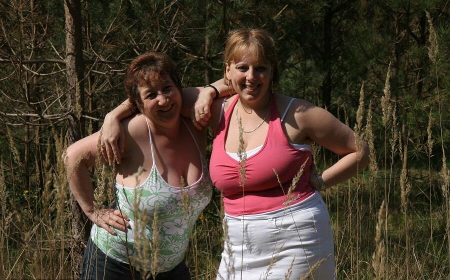 Deux Splendides Gross Truies Gouines en Pleine Nature
