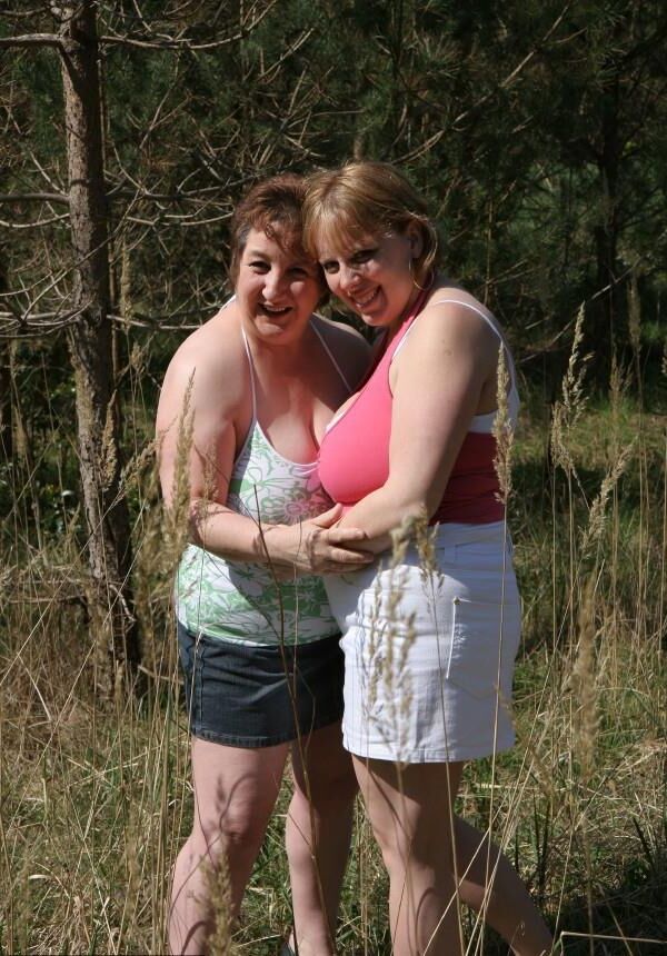 Deux Splendides Gross Truies Gouines en Pleine Nature