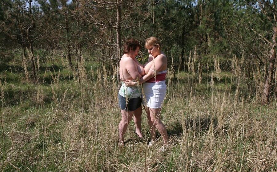 Deux Splendides Gross Truies Gouines en Pleine Nature