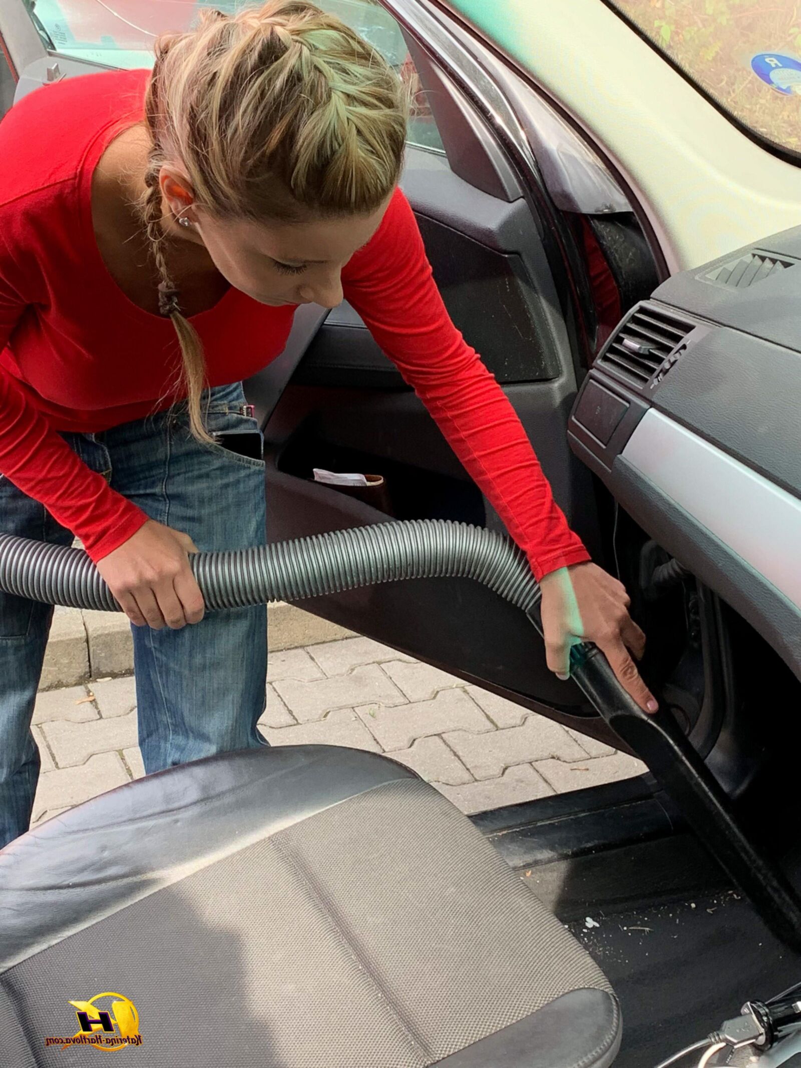 KaterinaHartlova KATERINA Cleaning car at gas station