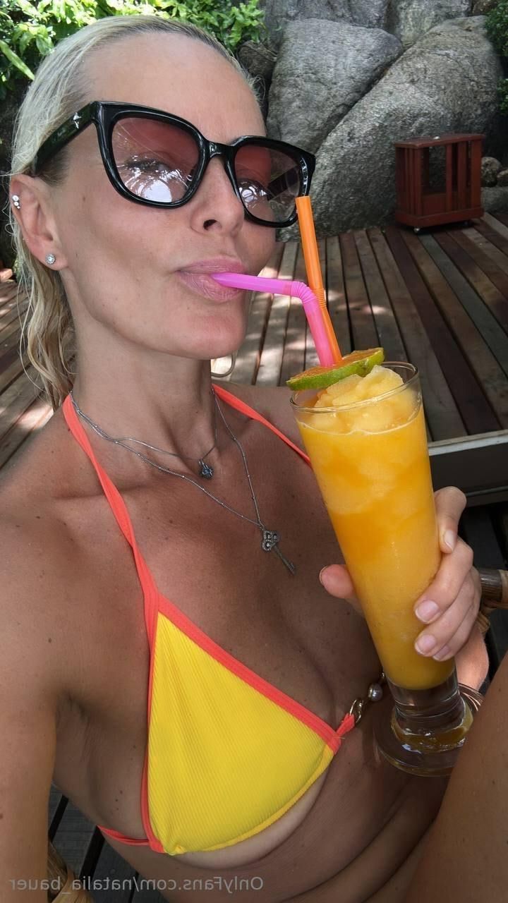 ナターシャセクシーな角質の美しさのブロンド熟女ミックスホット写真