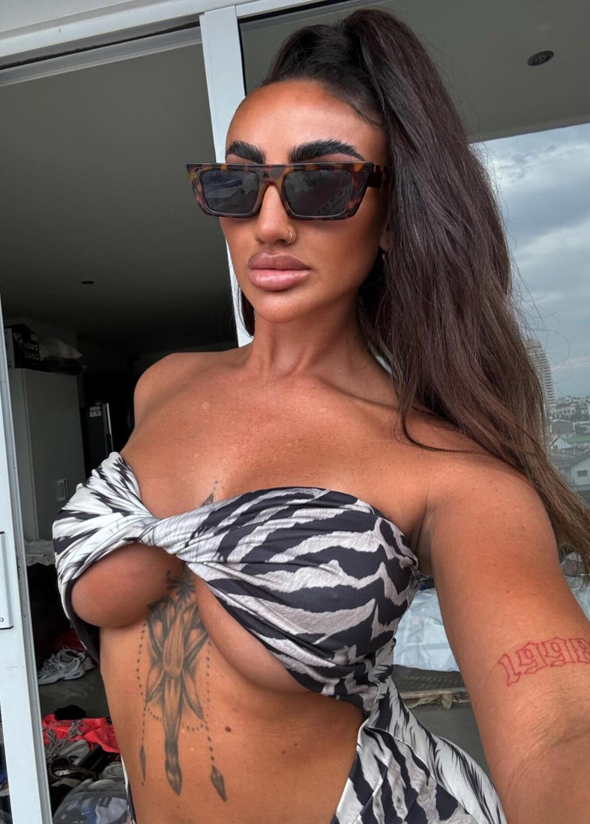 Online beauty Karla 