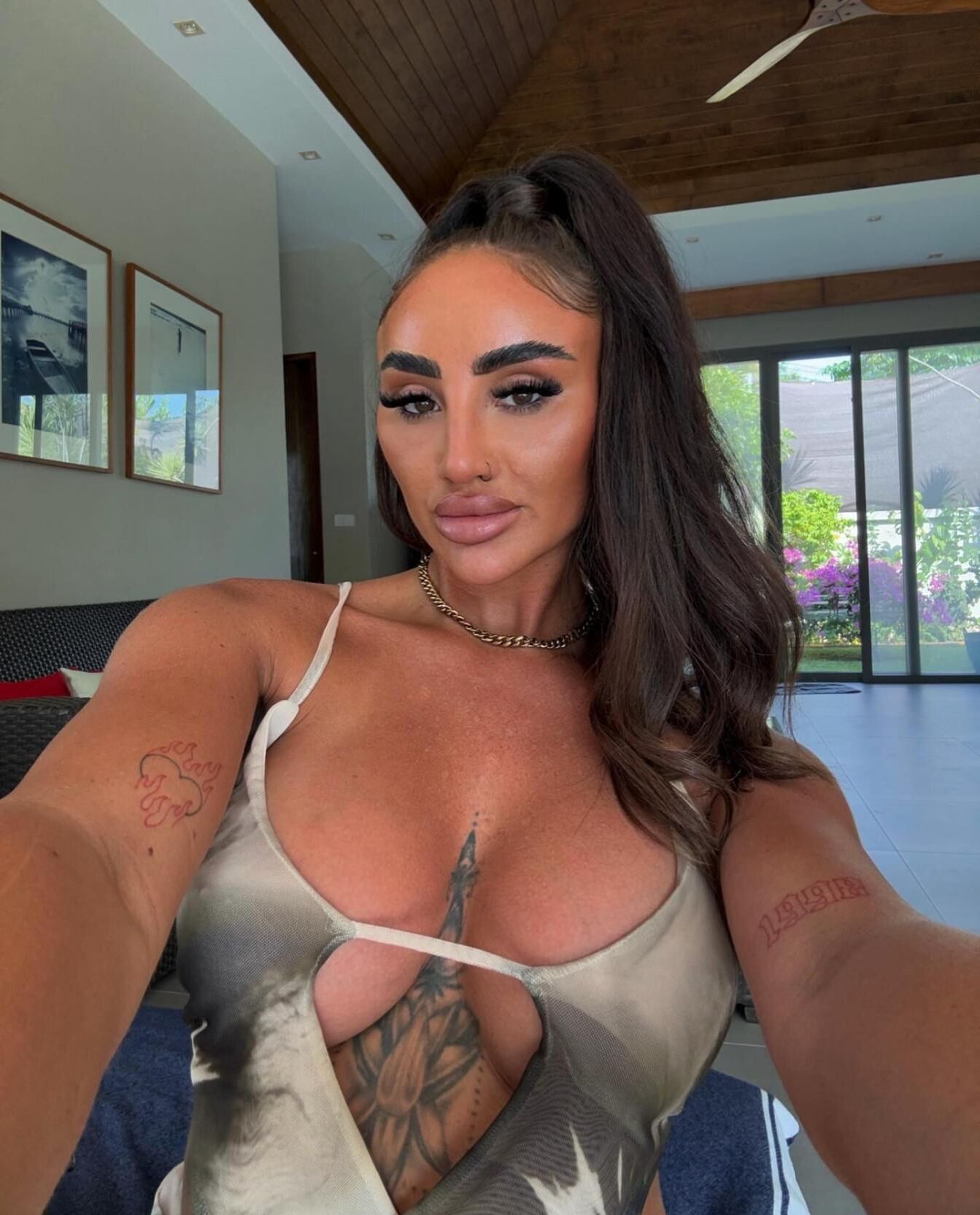 Online beauty Karla 