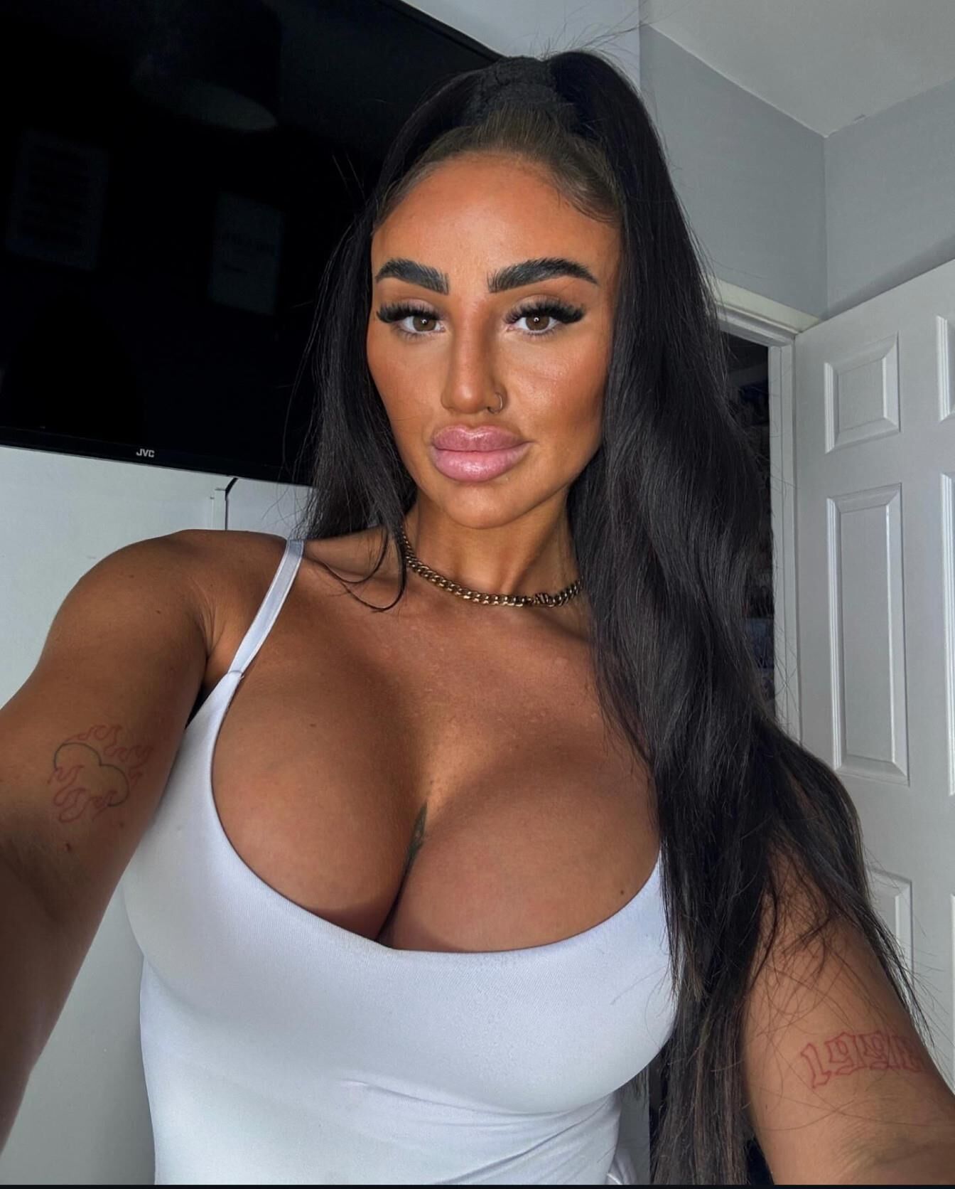 Online beauty Karla 