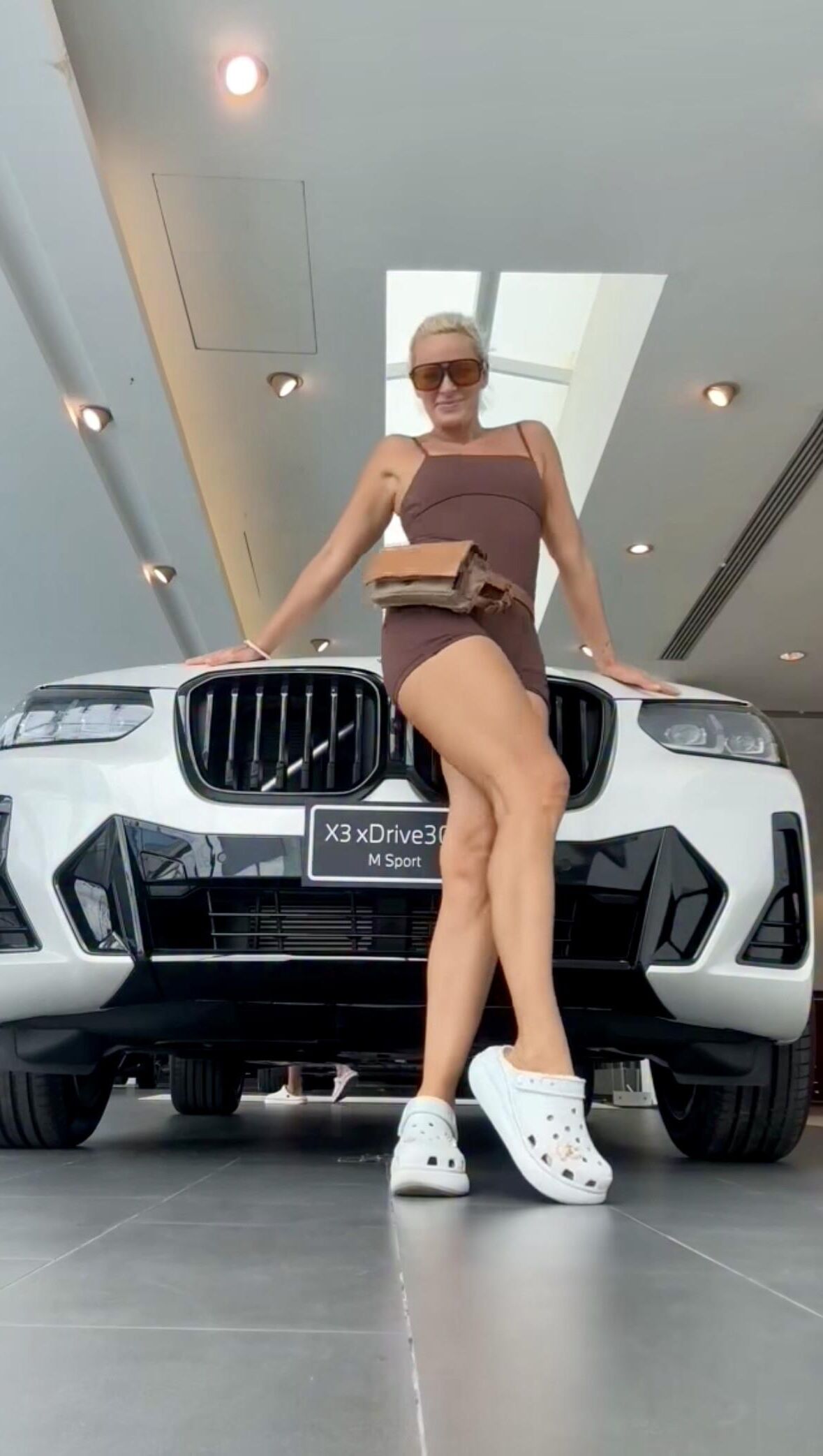 ナターシャセクシーな角質の美しさのブロンド熟女ミックスホット写真