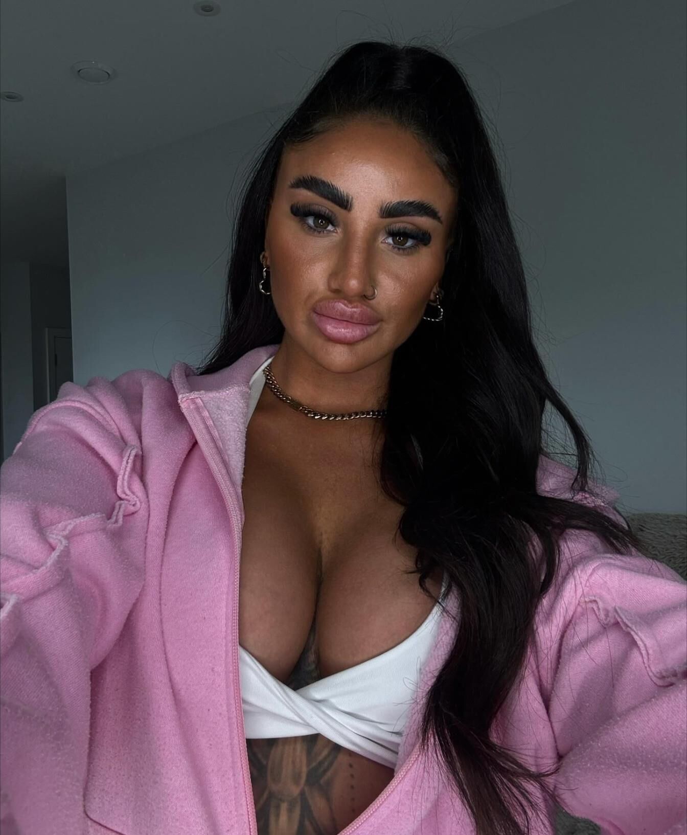 Online beauty Karla 
