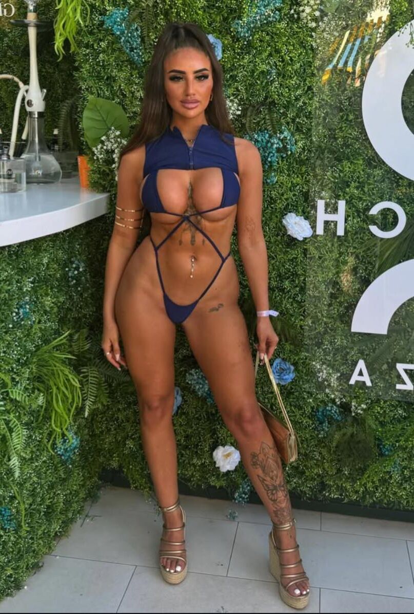 Online beauty Karla 