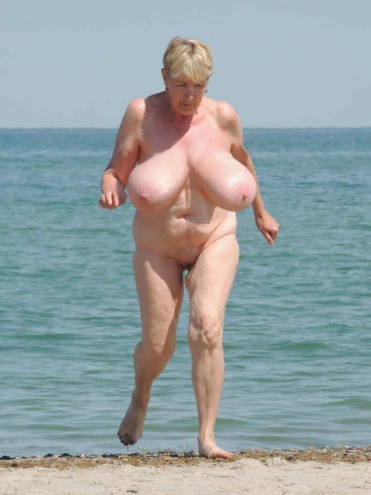 Mit einer geilen Oma im Urlaub