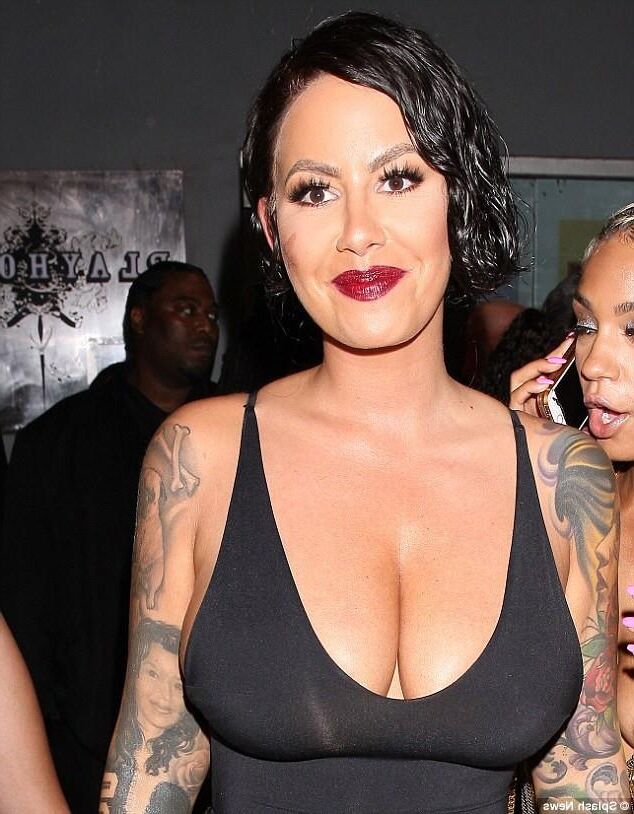 Putes a gros nichons insulte commentaire tits boobs slut salope