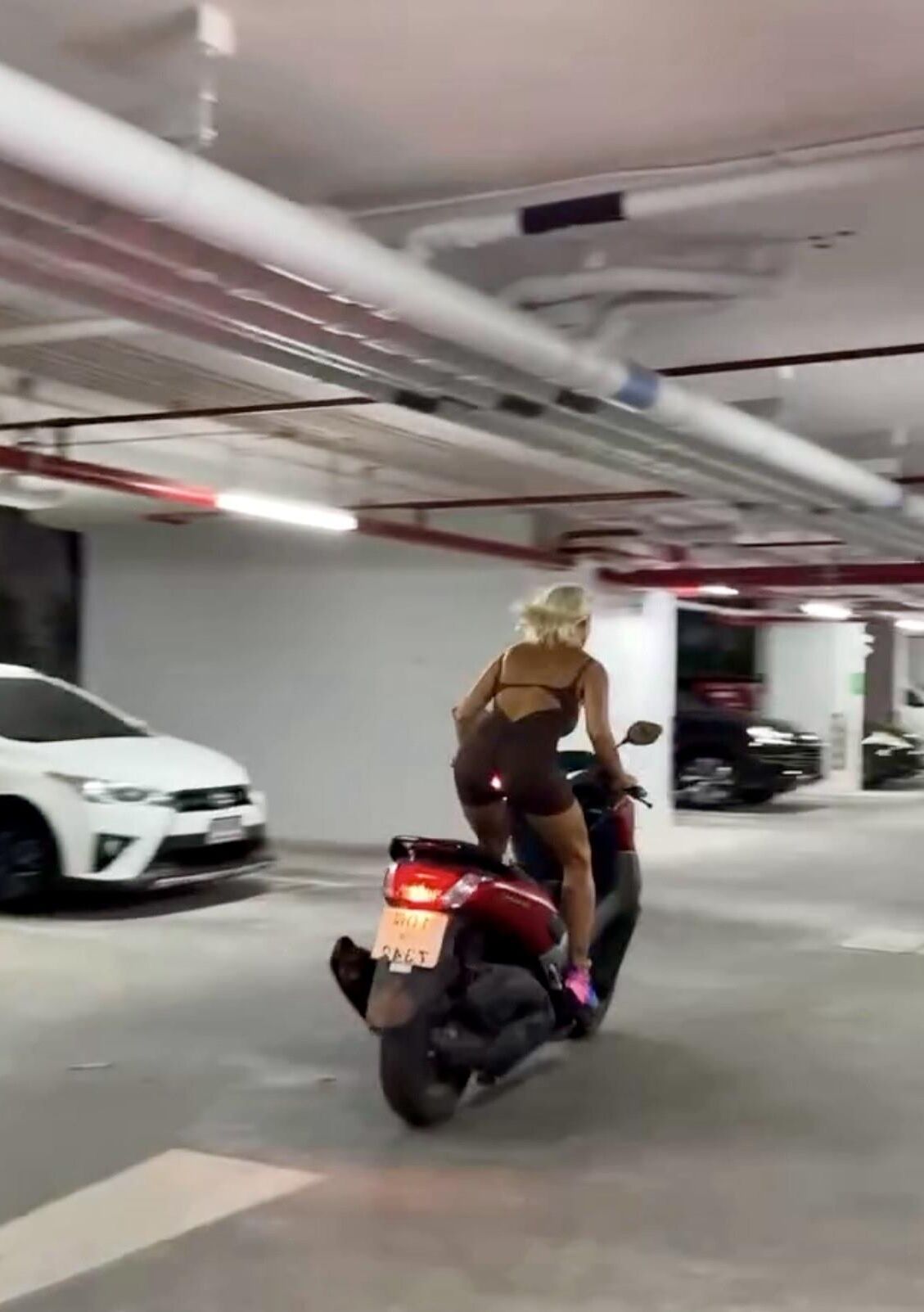 ナターシャセクシーな角質の美しさのブロンド熟女ミックスホット写真