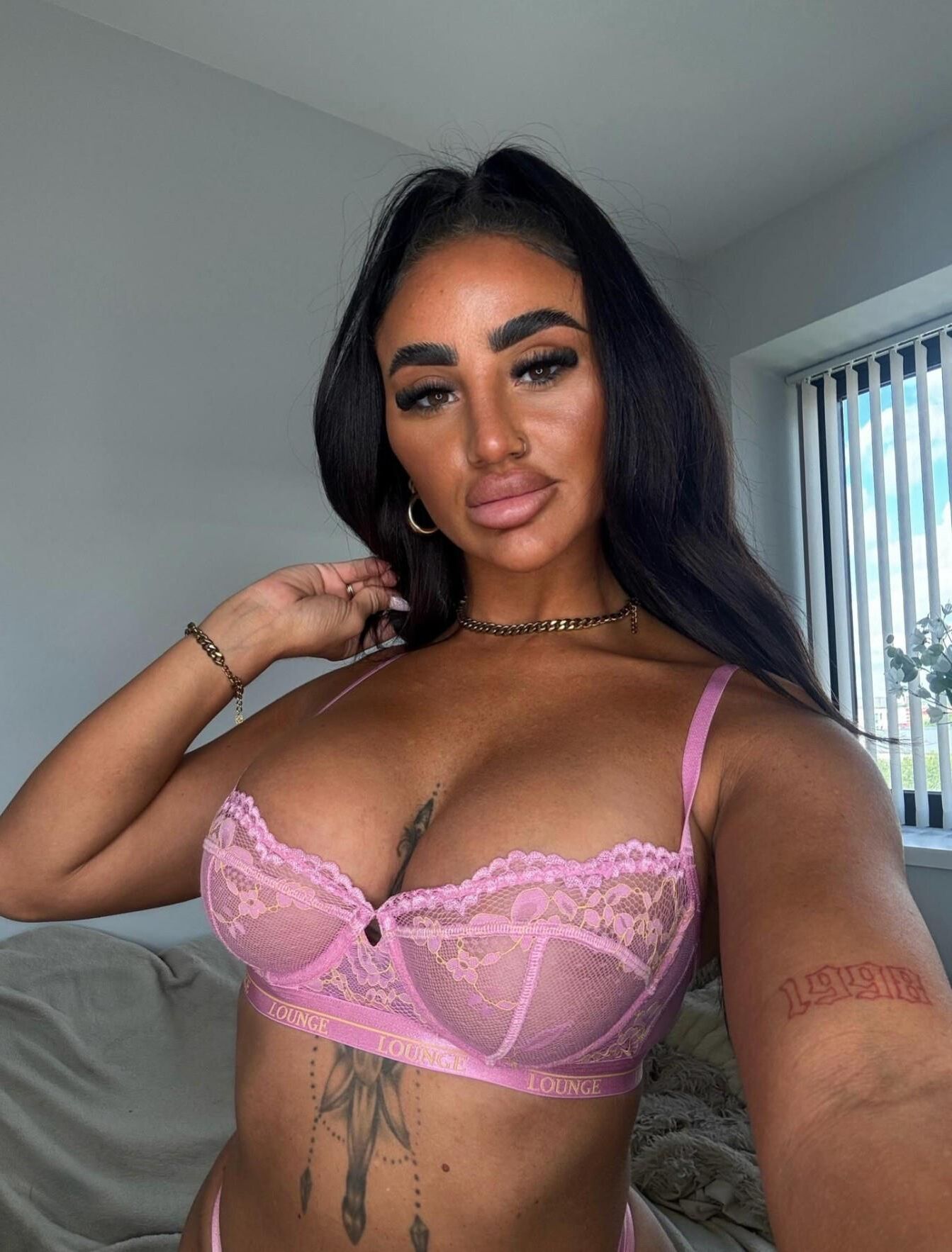 Online beauty Karla 
