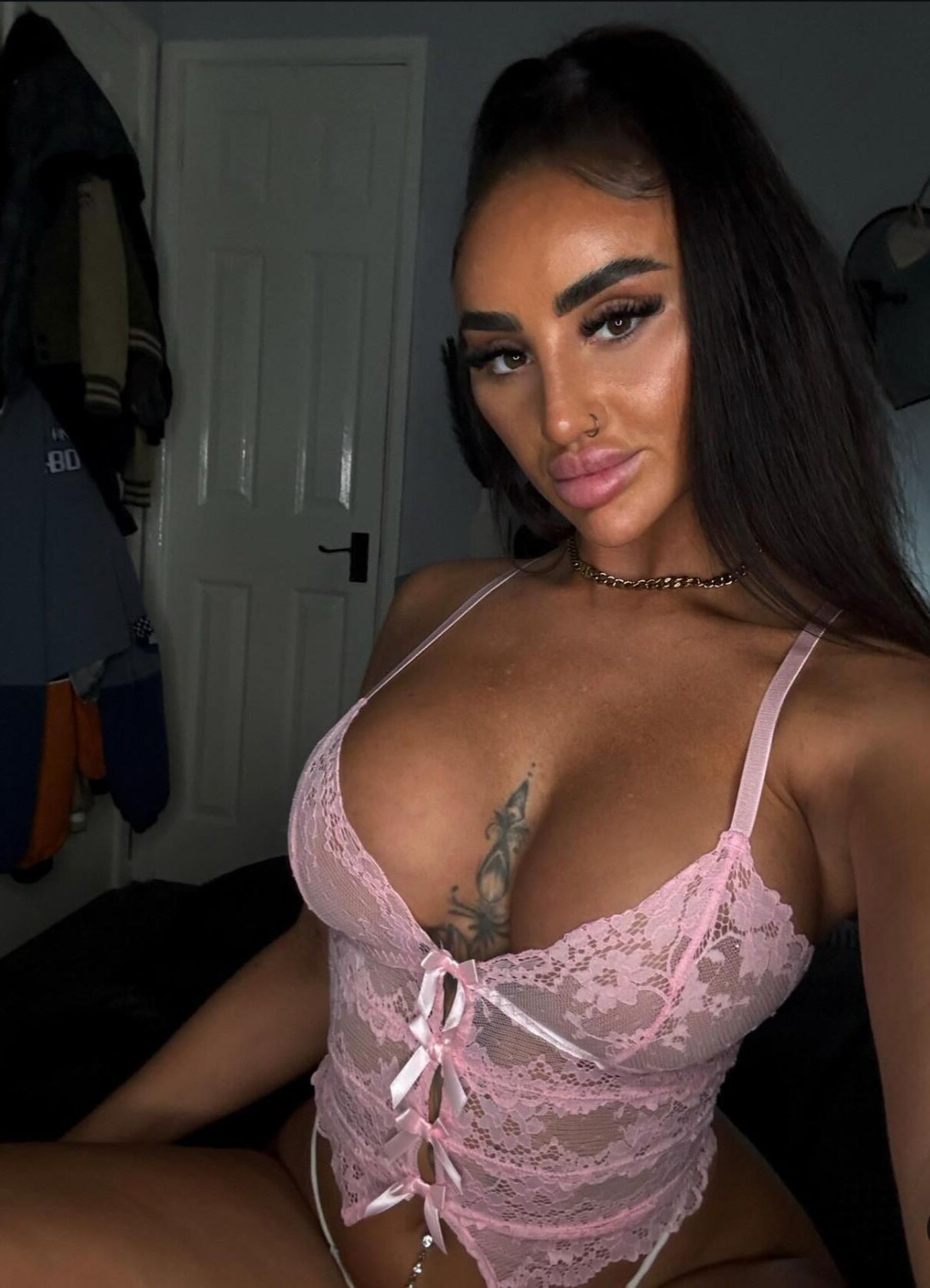 Online beauty Karla 