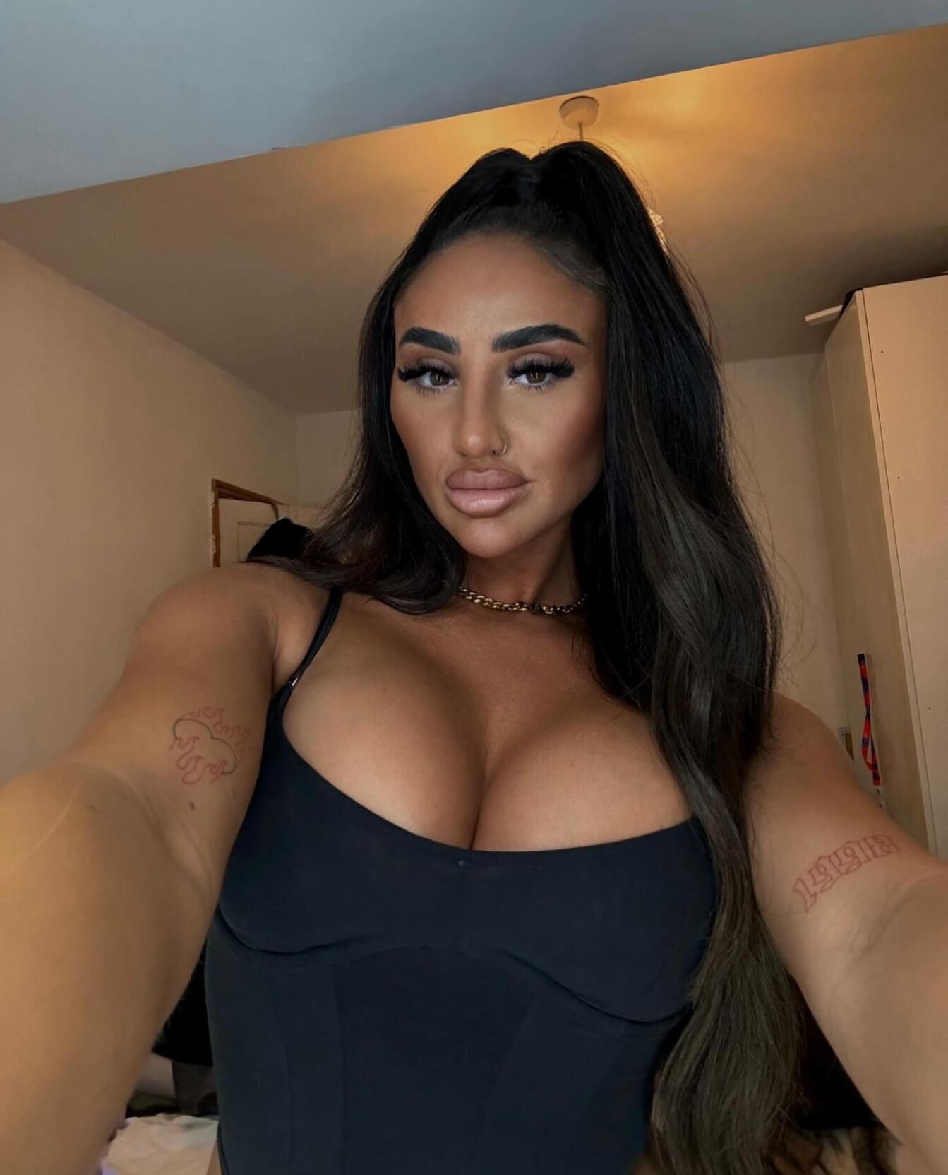 Online beauty Karla 