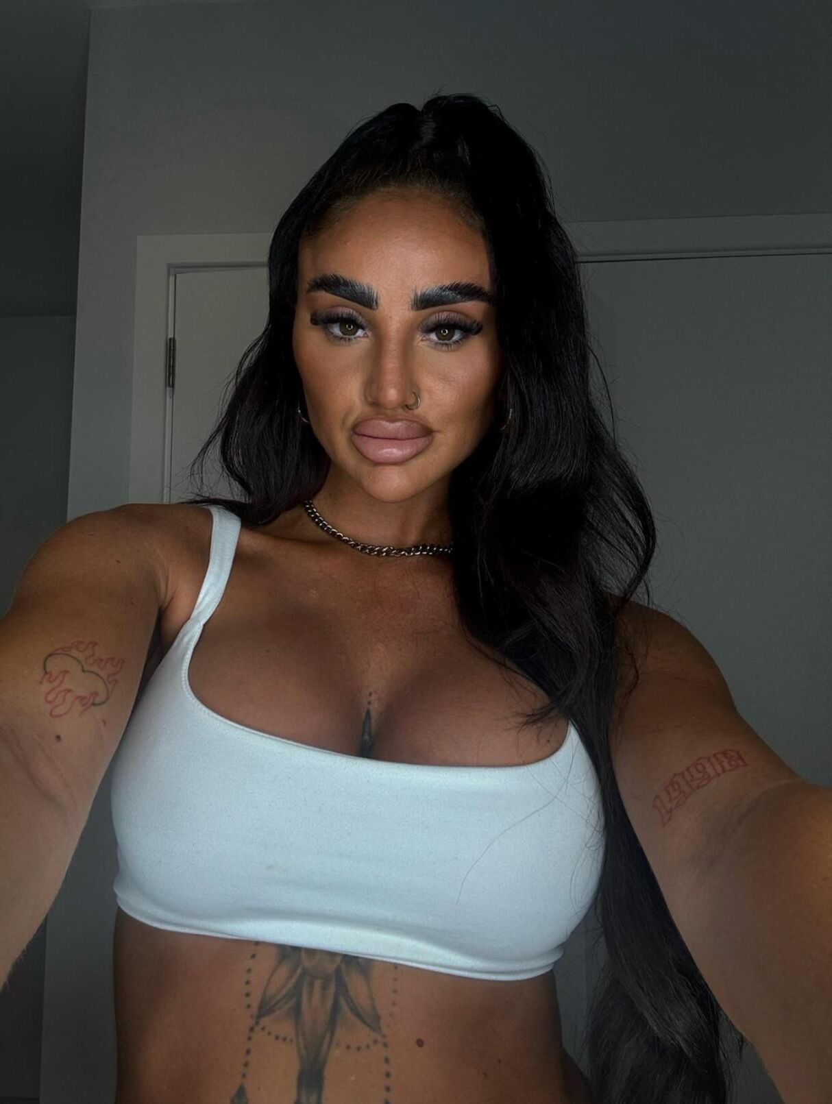 Online beauty Karla 