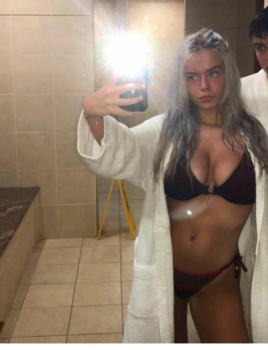 ケイトリンはポルノサイトに彼女の巨大な英国のチャブのおっぱいを暴露しました