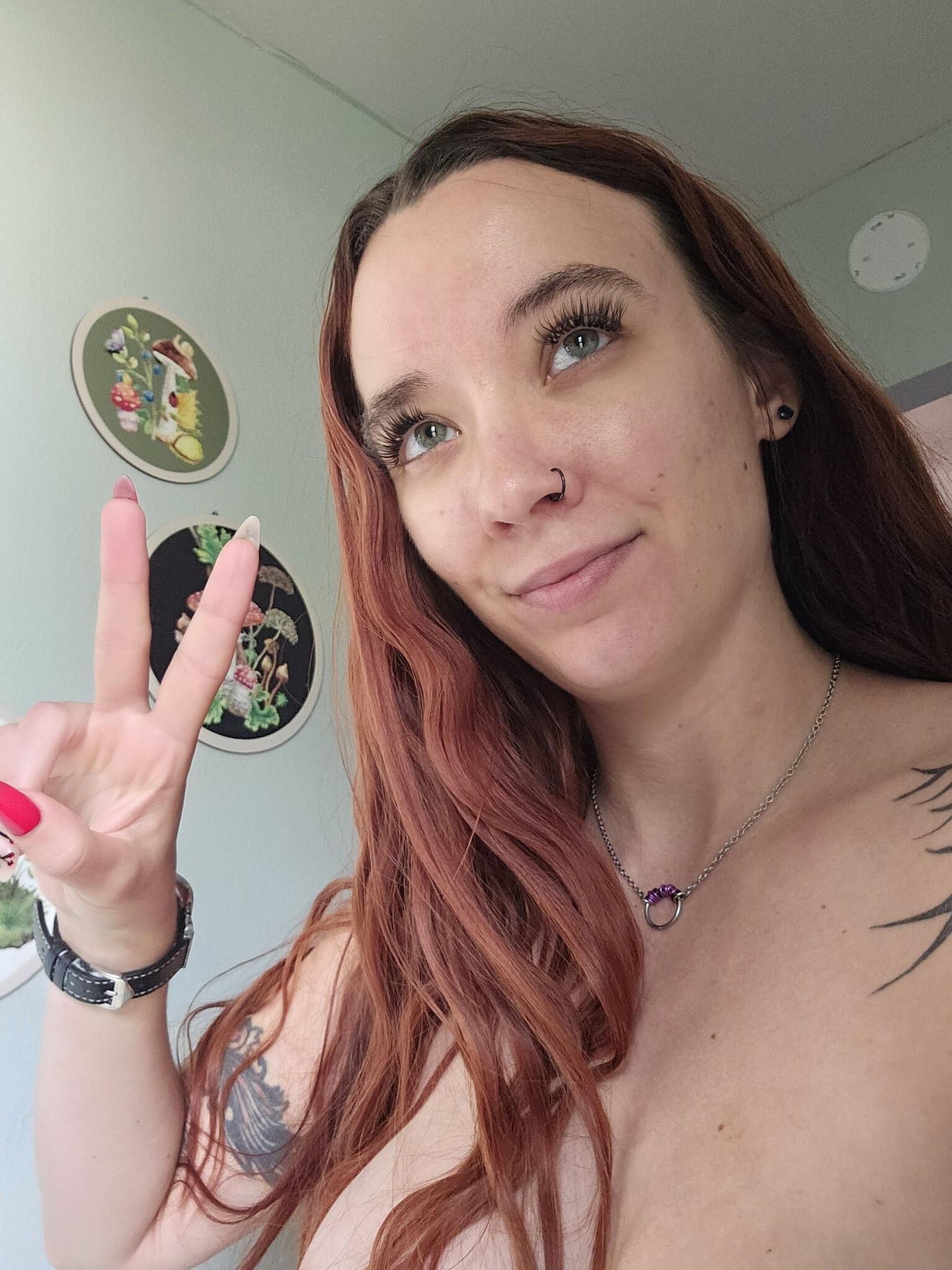 デリラビッグバットおっぱいタトゥードセクシーな美しさの妻ミックスホットショット