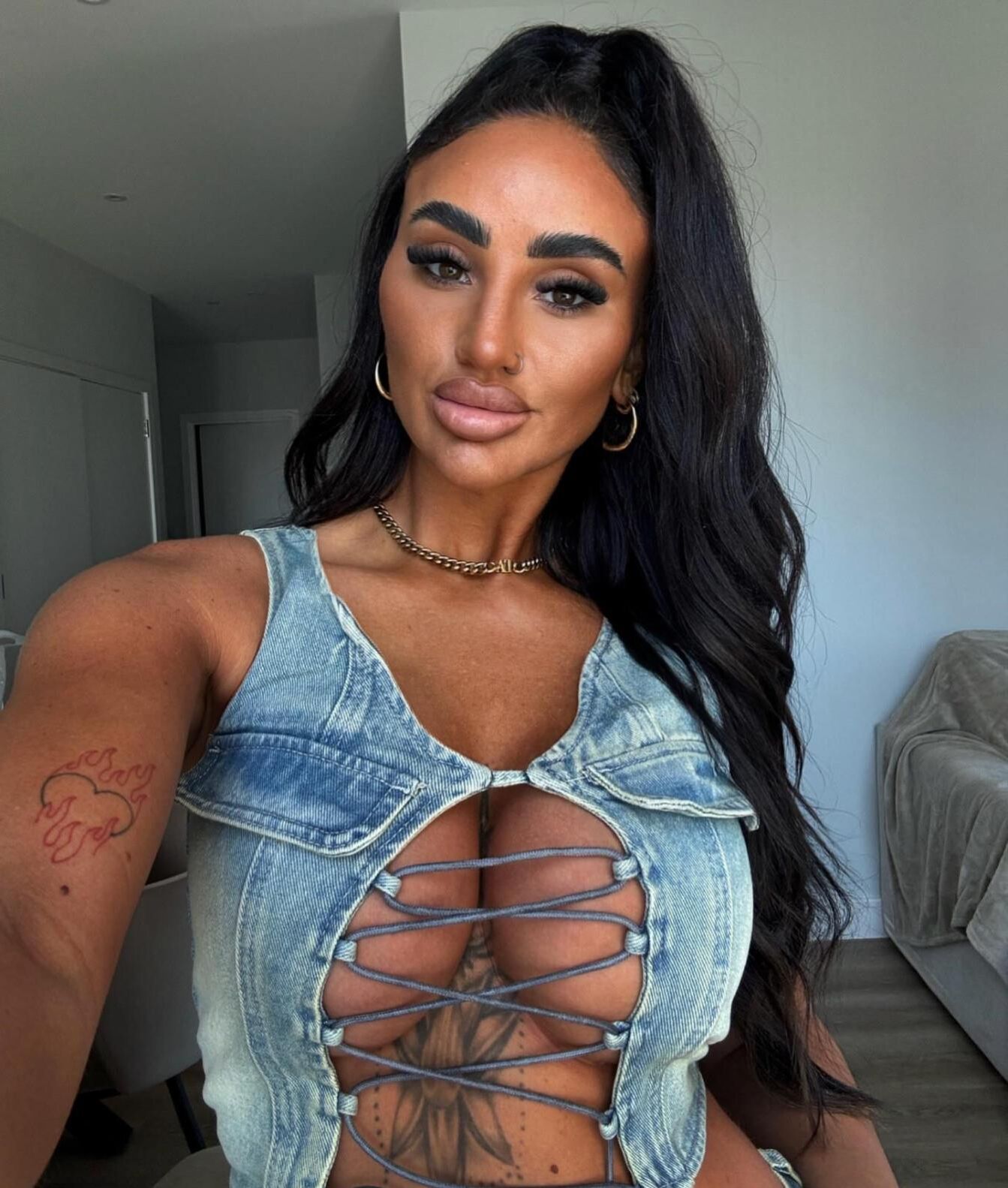 Online beauty Karla 
