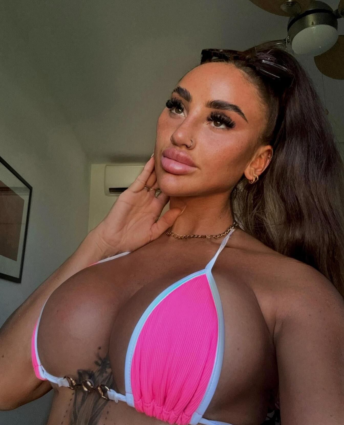 Online beauty Karla 