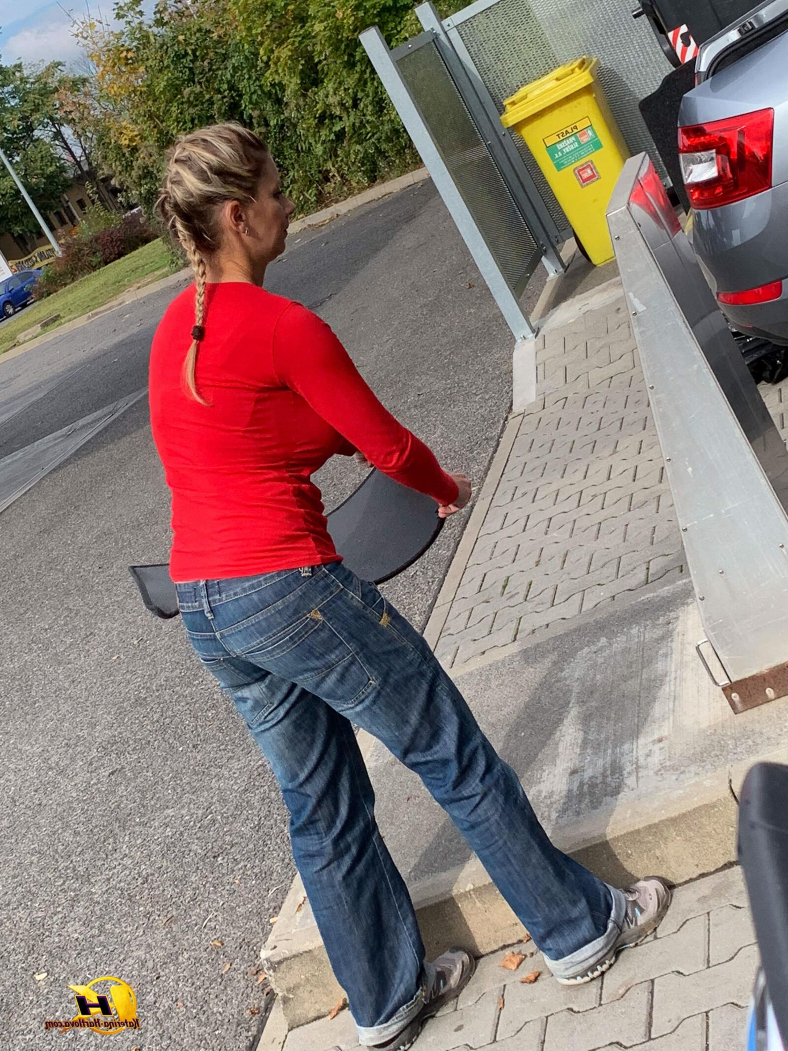 KaterinaHartlova KATERINA Cleaning car at gas station