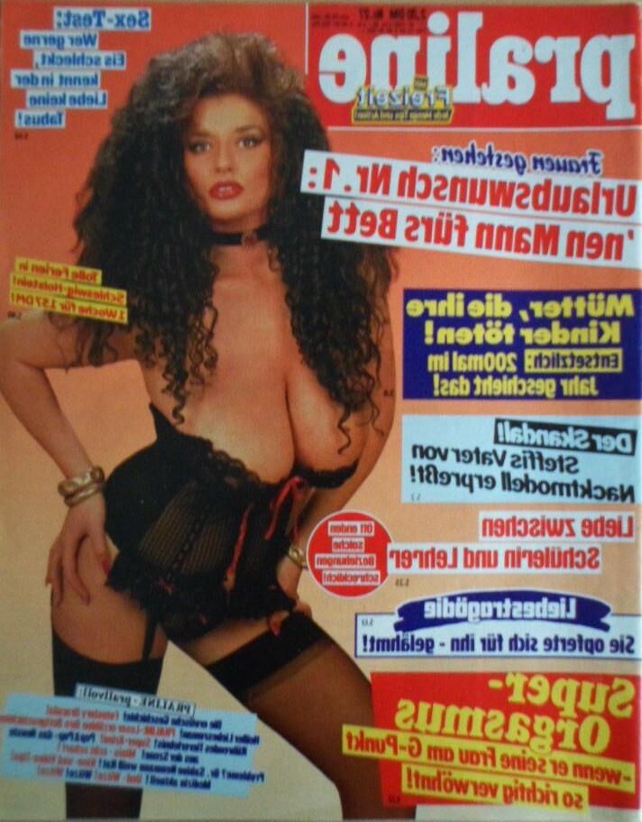 Bare Mädchen, die in Magazinen posieren