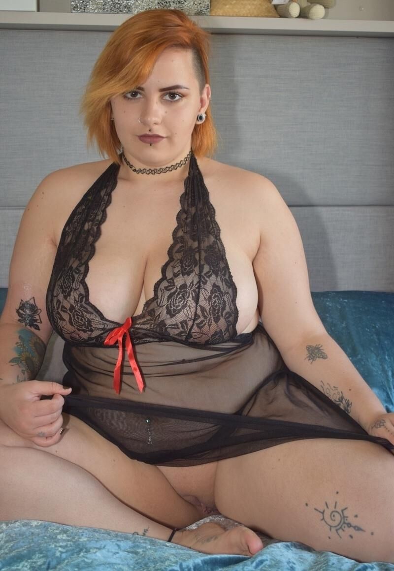 Exquise Jeune Truie Bien Grasse avec de Splendides Gros Nichons