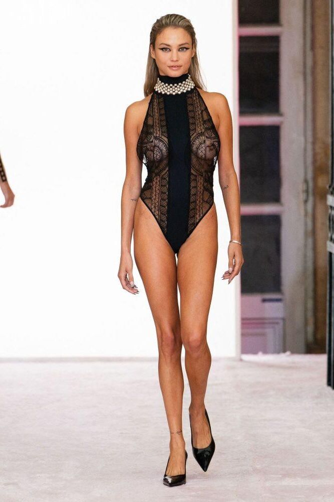 Rose Bertram dreht die Hitze auf: durch Spitzen, große Brüste aufzusehen